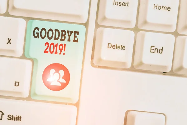 Szövegírás szöveg Viszlát 2019. Üzleti koncepció a jó kívánságok kifejezésére búcsúzáskor vagy a tavalyi év végén. — Stock Fotó