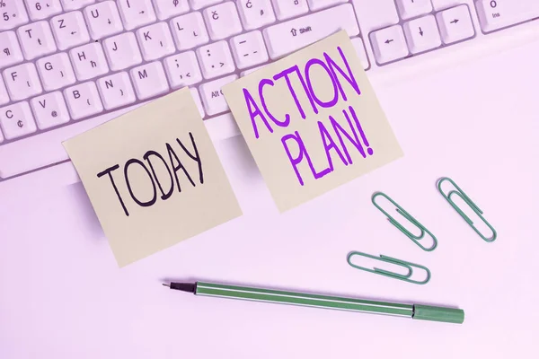 Word writing text action plan. Geschäftskonzept für vorgeschlagene Strategie oder Vorgehensweise für bestimmte Zeit quadratisches grünes Notizpapier mit Bleistift auf weißem Hintergrund. — Stockfoto