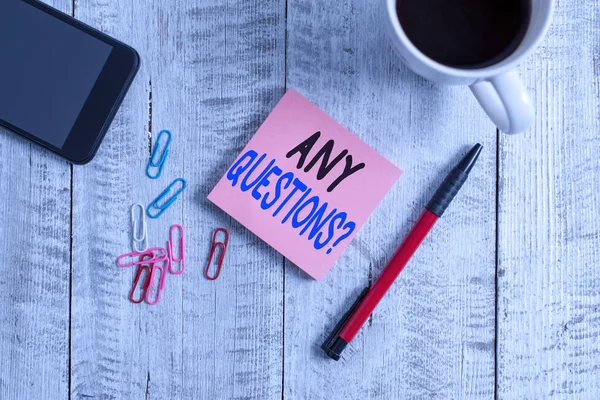 Conceptueel handschrift met vragen. Zakelijke foto tekst die u zegt schrijf om te vragen demonstreren over iets Stationair geplaatst naast een kopje koffie boven houten tafel. — Stockfoto