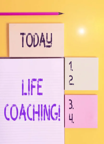 Texto escrito à mão Life Coaching. Conceito significado demonstrando empregado para ajudar a mostrar atingir seus objetivos na carreira Colorido papéis vazios com espaço de cópia na tabela de fundo amarelo . — Fotografia de Stock