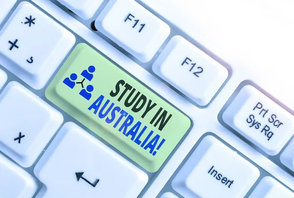 Woord schrijf tekst studie in Australië. Bedrijfsconcept voor het in het buitenland te gaan bestelling voltooi je studie. — Stockfoto