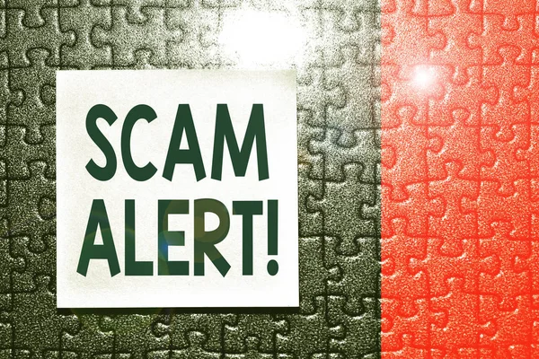 Scrivere testo Scam Alert. Concetto che significa ottenere fraudolentemente denaro dalla vittima persuadendolo Pezzo di carta quadrata uso nota per dare bastone notazione a sfondo puzzle . — Foto Stock