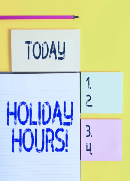 Handschrift tekst Holiday Hours. Concept betekent Overwerk voor medewerkers met flexibele werkroosters Gekleurde lege papieren met kopieerruimte op de gele achtergrondtafel. — Stockfoto