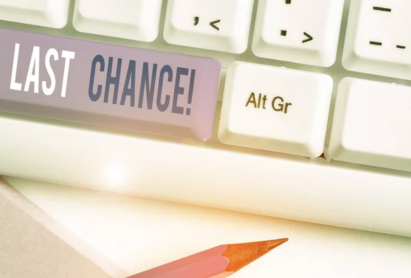 Texto manuscrito Last Chance. Concepto que significa la oportunidad final de lograr o adquirir algo que desea . — Foto de Stock