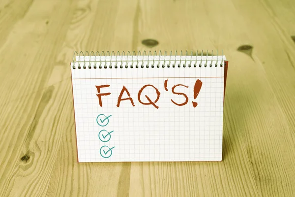 手書きテキストライティングFAQ S特定のテーマに関する質問と回答のリストを意味する概念空のリマインダー木製の床の背景スパイラルノートブック溝スロットオフィス. — ストック写真
