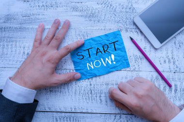 Şimdi Başla 'yı gösteren not yazılıyor. İş fotoğrafı gösteriminde tereddüt etmeyin. Hemen işe koyulun ya da bir şeyler yapın. Not kağıdını yazma ekipmanı ve akıllı telefonun yanında tutun..