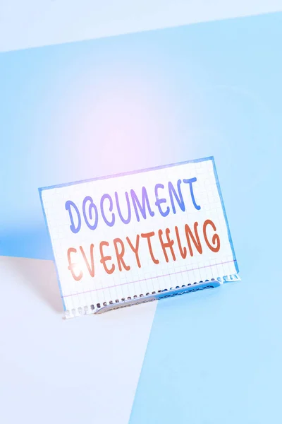 显示所有文件的文字签名。概念照片计算机文件，其中包含您所编写的文本，纸放置在软软的彩色背景上的缓冲区金属丝之上. — 图库照片