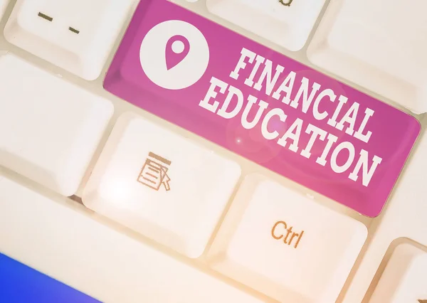 Escribiendo nota mostrando Educación Financiera. Foto de negocios que muestra la educación y la comprensión de diversas áreas financieras . — Foto de Stock