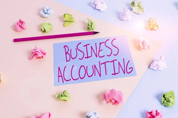 Schrijfbriefje met Business Accounting. Zakelijke foto presentatie interpreteren en presenteren van financiële informatie Gekleurde verkreukelde papieren lege herinnering blauw gele wasknijper. — Stockfoto