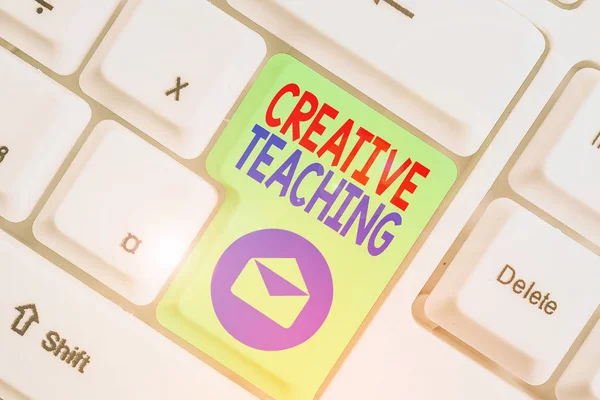 Handskriftstext Kreativ undervisning. Begreppet mening att göra något fint av inlärningssituationer. — Stockfoto
