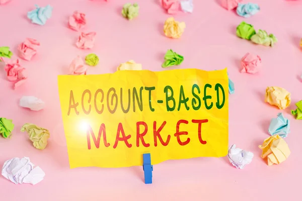 Handschrift tekstschrijven Account Based Market. Concept betekent middelen richten op een belangrijke groep van specifieke rekeningen Gekleurde verkreukelde papieren lege herinnering roze vloer achtergrond wasknijper. — Stockfoto