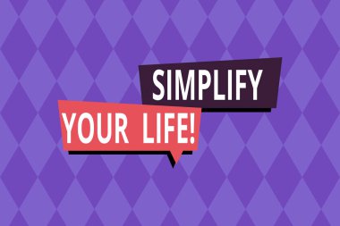 Kelime yazma metni Hayatınızı Basitleştirir. Önemli konulara odaklanma konsepti ve geometrik eşkenar dörtgen desenleri tekrarlayan daha azı için başkaları endişelensin. Kusursuz soyut tasarım. Duvar Kağıdı.