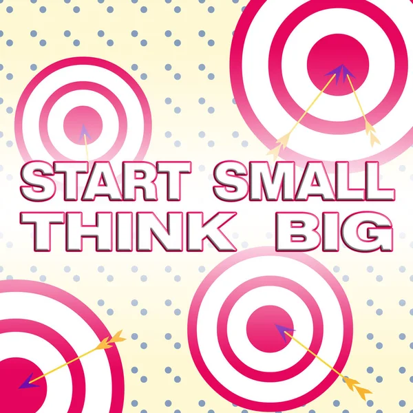 Пишу записку, показывающую Start Small Think Big. Начало с небольшим количеством вещей имеют что-то большое в виду Стрела и круглая цель асимметричной формы многоцветный дизайн . — стоковое фото