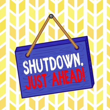 Kapanmayı gösteren bir mesaj var. Kavramsal fotoğraf kapama fabrikası işi ya kısa zaman ya da sonsuza kadar kare dikdörtgen gerçek dışı ahşap karikatür ahşap renkli duvara asılı.