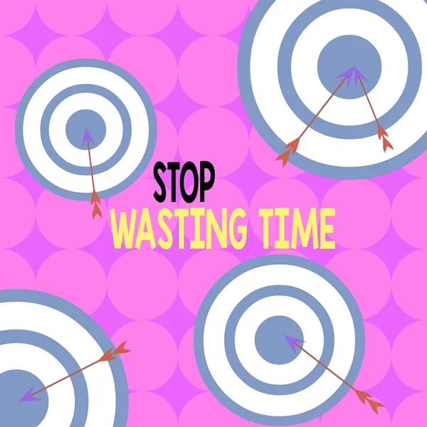 Scrivere una nota che mostra Stop Wasting Time. Business photo showcase consulenza dimostrando o di gruppo iniziare a pianificare e utilizzarlo saggiamente Freccia e bersaglio rotondo forma asimmetrica design multicolore . — Foto Stock