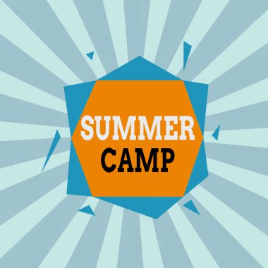 Yaz kampını gösteren bir mesaj. Yazın gerçekleştirilen kavramsal fotoğraf denetimli çocuklar için asimetrik düzensiz biçim şekli nesne ana hatları çok renkli tasarım..