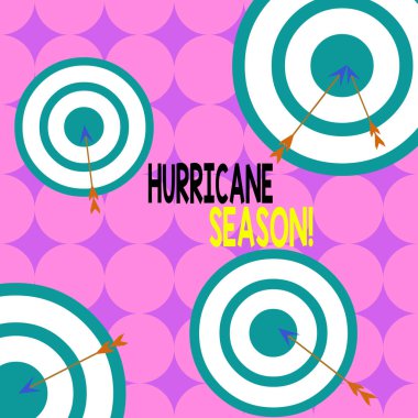 Kasırga sezonunu gösteren bir not yazıyorum. Bir çok tropikal kasırganın ok ve yuvarlak hedef asimetrik şekil çok renkli tasarımı geliştirmesinin beklendiği iş fotoğrafı gösterme zamanı.