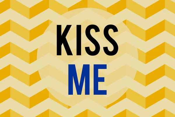 Señal de texto que muestra Kiss Me. Foto conceptual informalmente solicitar tocar mis labios con los labios o presionar contra el patrón de líneas onduladas sin costuras. Textura abstracta en zigzag ondeando. Geométrico . — Foto de Stock