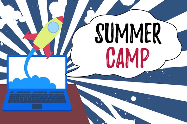 Konceptuell handstil som visar Summer Camp. Affärsfoto visa upp övervakade program för barn som genomförs under sommaren Framgångsrik raket sjösättning laptop bakgrund Startup växa. — Stockfoto