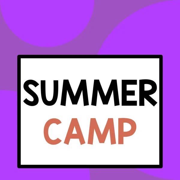 Ordskrivning text Summer Camp. Affärsidé för handledda program för barn som genomförs under sommaren Front närbild stor tom rektangel abstrakt geometrisk bakgrund. — Stockfoto
