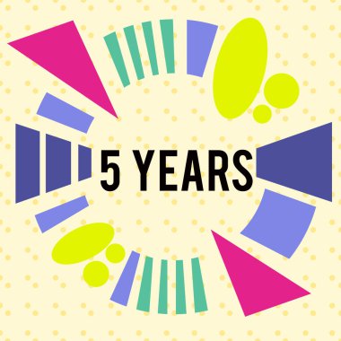 5 yılı gösteren bir not yazıyorum. 10 yıldır var olan özel bir günü hatırlamak ya da onurlandırmak için iş fotoğraflarının gösterildiği asimetrik format desenli nesne çok renkli tasarımı.