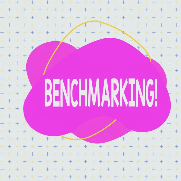 Texto manuscrito Benchmarking. Concepto significado evaluar algo en comparación con el estándar o partituras asimétrico desigual formato patrón objeto contorno diseño multicolor . — Foto de Stock