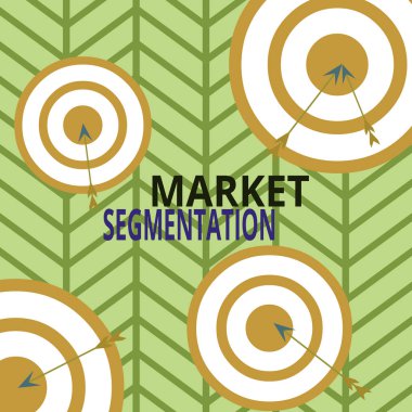 El yazısı metin pazar bölümlemesi. Kavram, potansiyel müşteri pazarını asimetrik şekilli nesne çok renkli tasarımı içinde Arrow ve yuvarlak hedef gruplarına bölmek anlamına gelir.