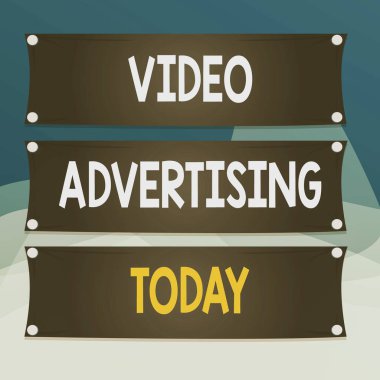 Video Reklamcılığını gösteren bir not yazıyorum. İş fotoğrafı sergisi, renkli arka plan tahtasına çivi iliştirilmiş video ahşap paneli olan çevrimiçi ekran reklamlarını kapsıyor.