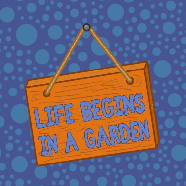 Kelime yazma metni Hayat Bahçede Başlıyor. Tarım Santrallerinin büyüyen iş konsepti Bahçe Meydanı dikdörtgenini sevmek gerçek dışı ahşap karikatür ahşap renkli duvara asılı.