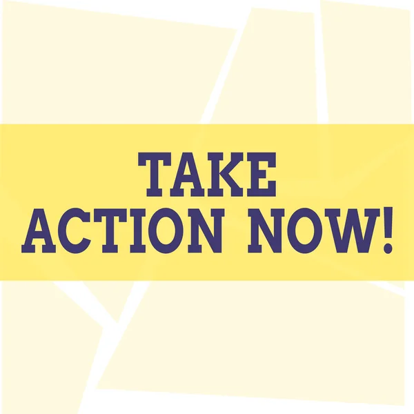 Take Action Now 'ı gösteren bir not yazıyorum. İş fotoğrafçılığı resmi veya uyumlu bir şey yaparak, Beyaz Üzerine Pastel Rengi 'nde Dört Tarafın Çokgen Dörtgen Şekilleri sorununu hedefleyin. — Stok fotoğraf