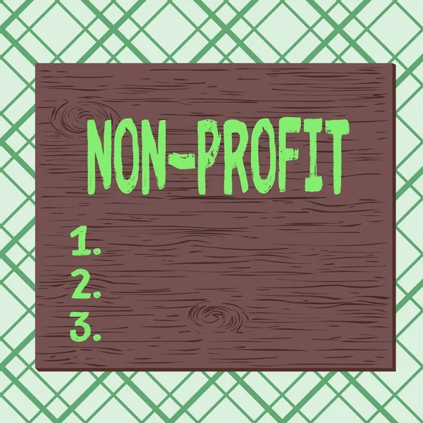 El yazısı Non Profit. Kavram, kar amaçlı kuruluş olmamak ya da yönetilmemek anlamına gelir. Meydan dikdörtgeni, gerçek dışı ahşap karikatürler, renkli duvara çivilenmiş..