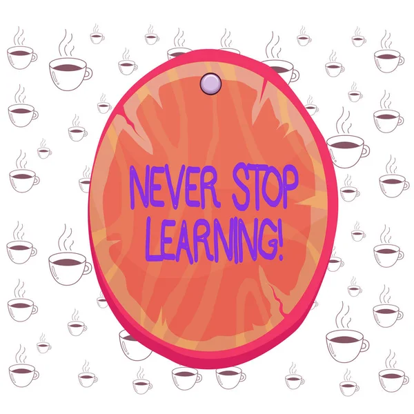 Piszę liścik z "Never Stop Learning". Biznes zdjęcia showcasing nadal studiować zdobywanie nowej wiedzy lub materiałów Owalne deska okrągła drewniana deska okrągły okrągły okrągły kształt drewna tło. — Zdjęcie stockowe