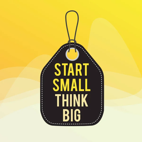 Концептуальный почерк, показывающий Start Small Think Big. Начните с нескольких вещей есть что-то большое в виду пустой тег красочные фоновые этикетки прямоугольник прикрепить строку . — стоковое фото