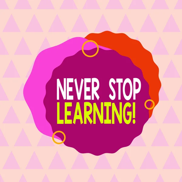 Znak tekstowy pokazujący "Never Stop Learning". Konceptualne zdjęcie nadal studiuje zdobywanie nowej wiedzy lub materiałów asymetryczne nierównomierny kształt szablonu obiektu zarys wielobarwny. — Zdjęcie stockowe
