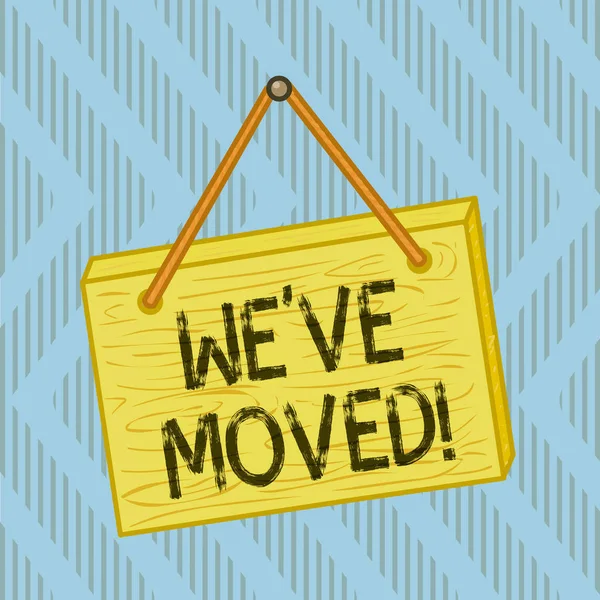 Taşıdığımız Kelime Yazma metni. Güçlü duygulara sahip olmanın iş anlayışı hüzün ya da sempati, kare dikdörtgenler, gerçek dışı ahşap karikatürler, renkli duvarlara asılı..