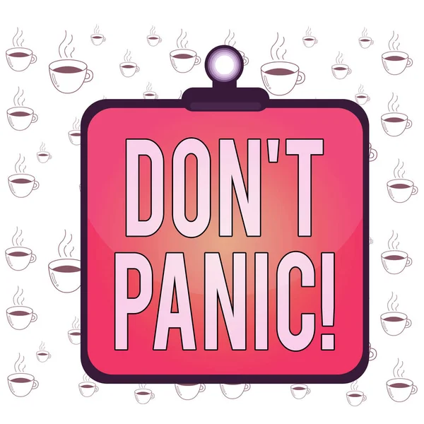 Don T Panic 'i gösteren bir not yazıyorum. İş fotoğrafı sergisi birden çok endişeli ya da korkmuş hissetmeye başladınız. Pano rengarenk arka plan klipsi boş tahta çerçeveye sıkıştı..