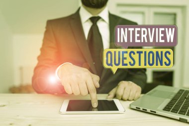 Kelime yazma metni Röportaj Soruları. İş konsepti, sorgulama sırasında sorulmak veya sorulmak için erkek giyimi sunumu için yüksek teknoloji akıllı telefonu kullanın..
