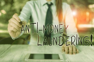 Para aklama karşıtı yazılar. Kavramsal fotoğraf yönetmeliği, yasa dışı eylemlerle gelir getirmeyi durdurur. Kadın iş adamı masanın başında oturur ve cep telefonu tutar..