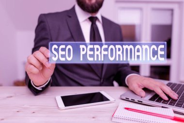 Seo Perforanaliz 'i gösteren bir not yazıyorum. İş fotoğrafı gösterimi, trafiğin miktarını ve kalitesini web sitesine yükselterek erkek giyimi resmi giysiler giyer. Hitech akıllı telefonu kullanın.