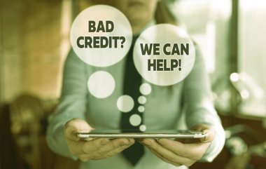 Yardımcı olabileceğimiz kredi sorununu gösteren kavramsal el yazısı. Arka planda yüksek riskli borçları olan iş fotoğrafı yazıcısı Borçlu Finansal Kadın boş alanı işaret ediyor.