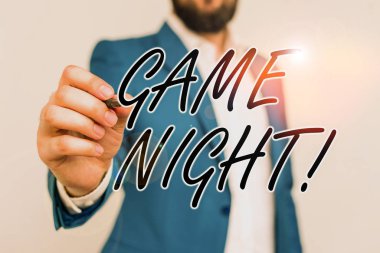 Kelime yazma oyunu gecesi. İş konsepti genellikle yetişkinler için oynanan oyun buluşmalarında kullanılır. Tıpkı poker gibi. Önünde parmağını gösteren iş adamı..