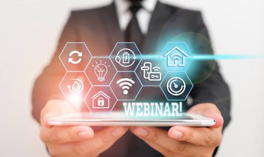 Webinar'ı gösteren kavramsal el yazısı. Internet'te gerçekleşen iş fotoğrafı sergileme semineri veya diğer sunum türleri.