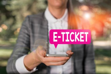 E Biletini gösteren bir not yazıyorum. Bir kağıt bilet ya da gri süitlerdeki bir kadının cep telefonu taşıması kadar geçerli bir dijital bilet sergiliyor..