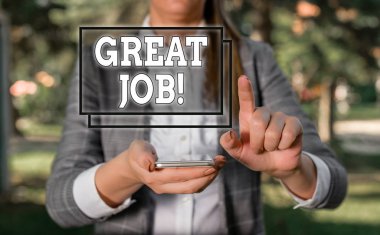 El yazısı harika bir iş. Kavram, birini iyi yaptığı bir şey için övmek demektir. Gri süitlerdeki kadının cep telefonu vardır..