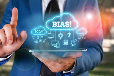 Bias'ı gösteren bir not yazıyorum. Bir gösterici grubuna karşı eğim veya önyargı gösteren iş fotoğrafı.