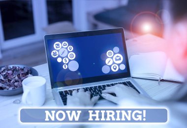 Kavramsal el yazısı Now Hiring 'i gösteriyor. Gelecekteki çalışanlarla iş ilişkilerini değerlendiren iş fotoğrafı bulma.
