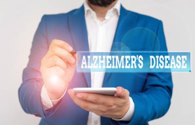 Alzheimer Hastalığı 'nı gösteren bir not yazmak. İş fotoğraflarında ileri derecede zihinsel bozulma görülüyor. Mavi süitteki iş adamı, dizüstü bilgisayarı parmağıyla işaret ediyor..