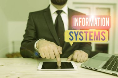 Metin Yazma Bilgi Sistemleri. Sistemleri incelemek için kullanılan iş konsepti tam olarak bilgiye atıfta bulunan erkek giyimi sunum için yüksek teknoloji akıllı telefonu kullanın.