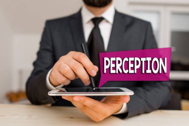 Algılama belirtileri var. Kavramsal fotoğraf bireyleri duyusal izlenimlerini organize eder ve yorumlarlar. Erkek insan resmi kıyafetler giyer. Sunum için yüksek teknoloji akıllı telefonu kullanın..