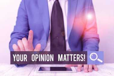 Düşünce Meselelerinizi gösteren bir not yazıyorum. İş fotoğraflarının gösterilmesi gösteriyor ki az önce söylenen bir şeye katılmıyorsun. İşadamı onu işaret ediyor..